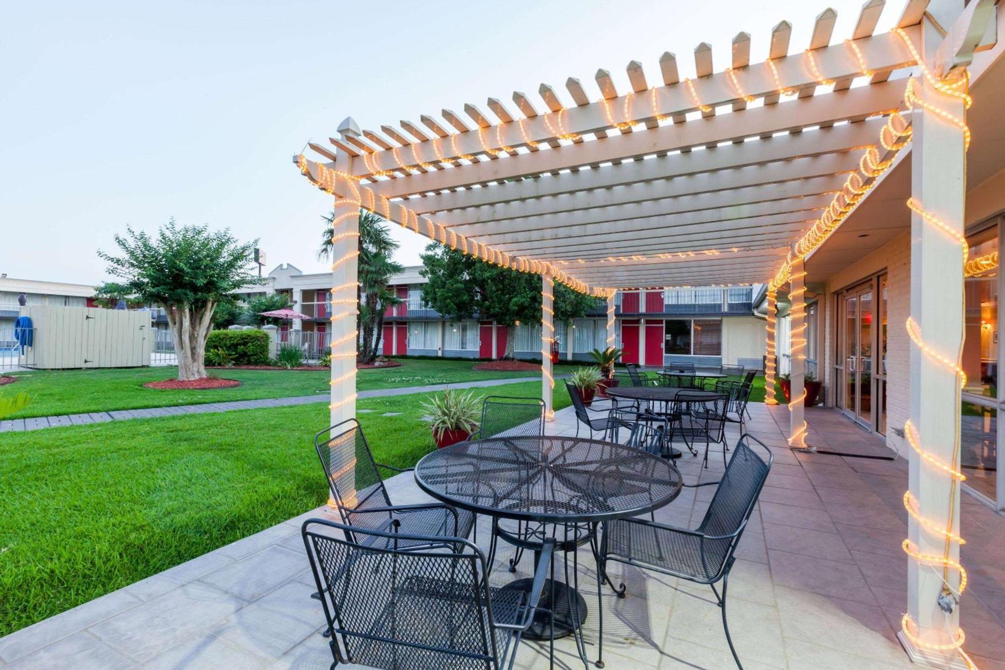 Ramada By Wyndham New Iberia Hotel Kültér fotó